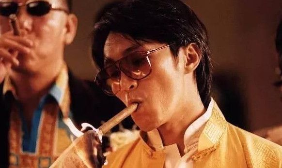 周星驰抽雪茄,吴孟达抽雪茄,周润发抽雪茄,却都输给了他抽雪茄