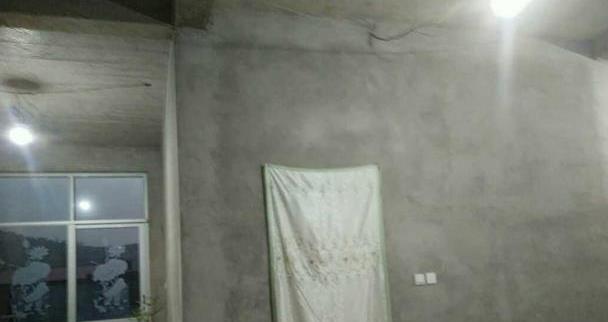 农村堂哥死要面子,新房外表装修堂皇,一家人却住着毛坯房