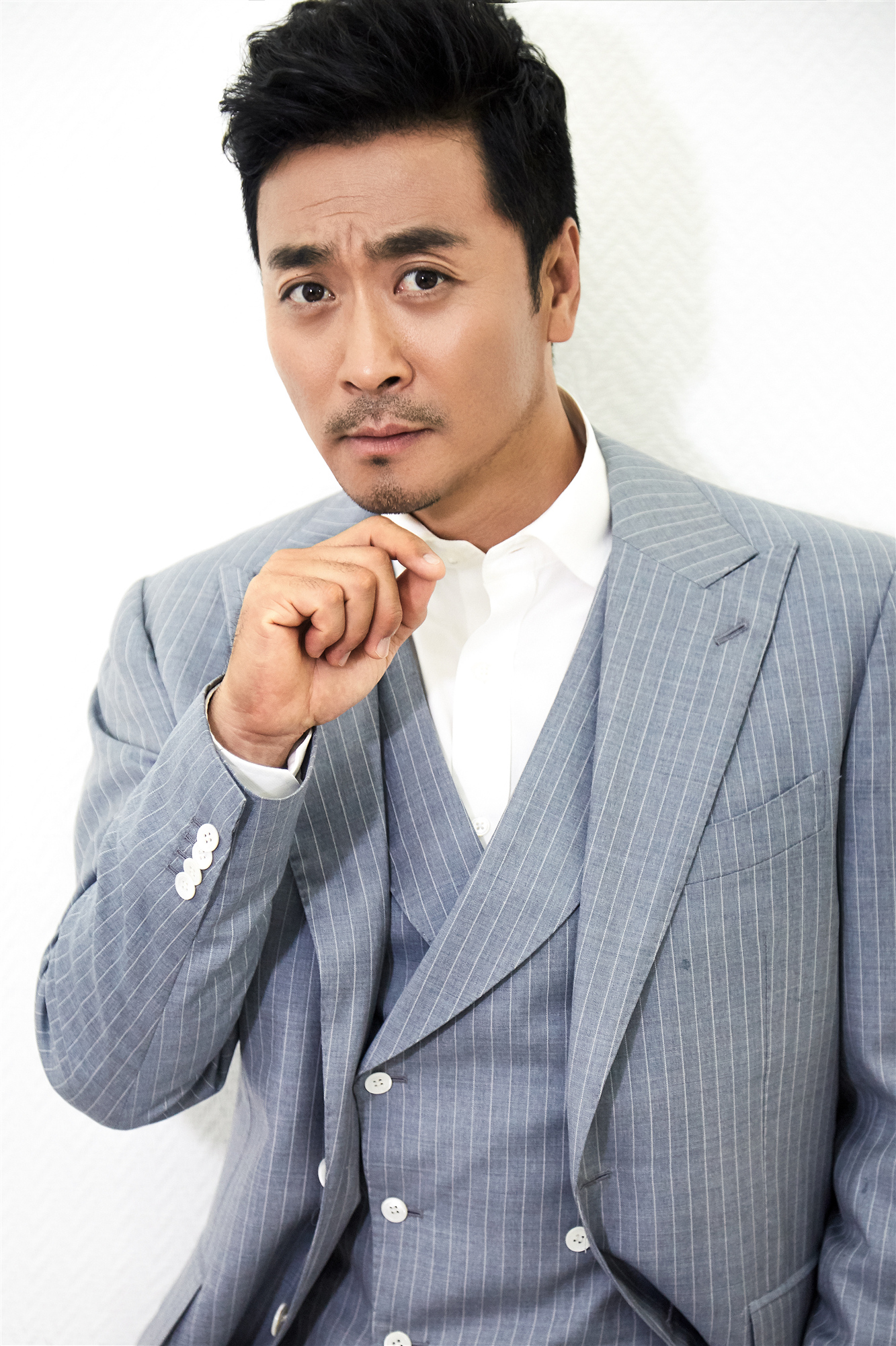 黄俊鹏最新写真曝光 优雅绅士眼神深邃