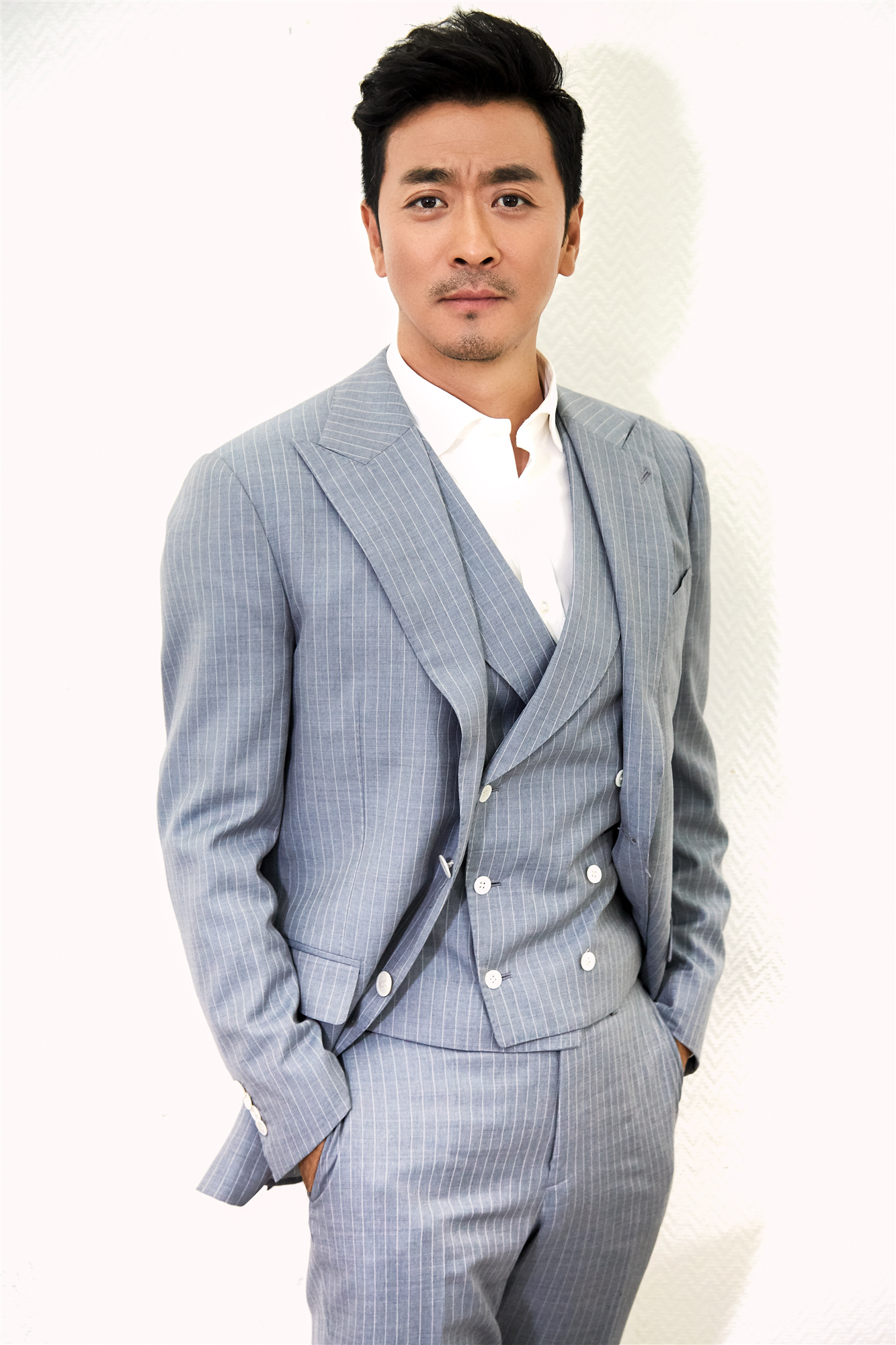 黄俊鹏最新写真曝光 优雅绅士眼神深邃