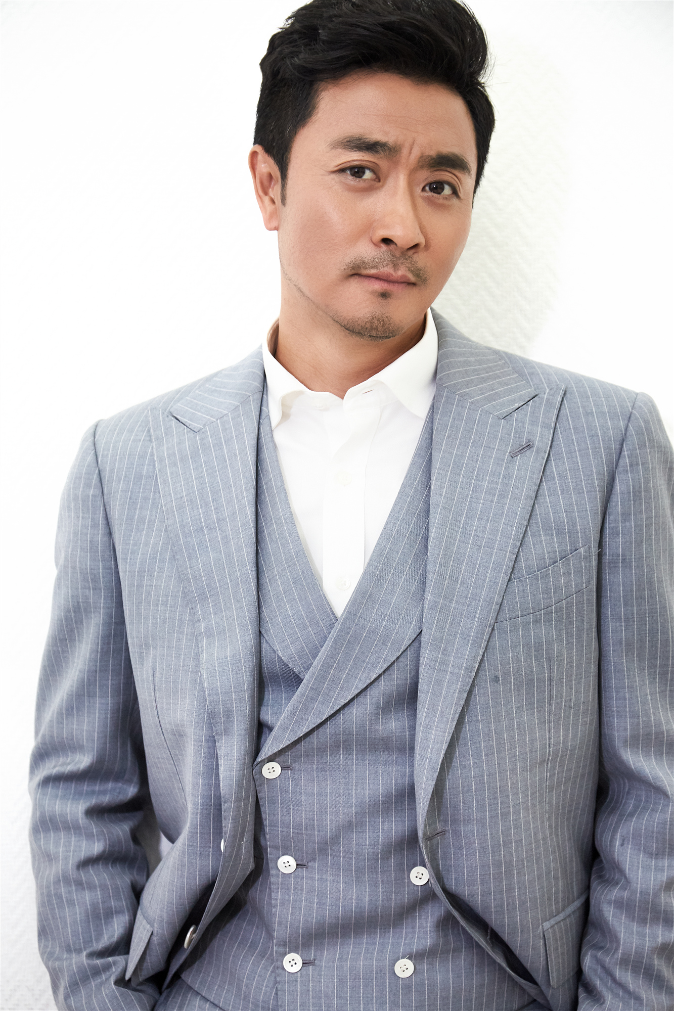 黄俊鹏最新写真曝光 优雅绅士眼神深邃