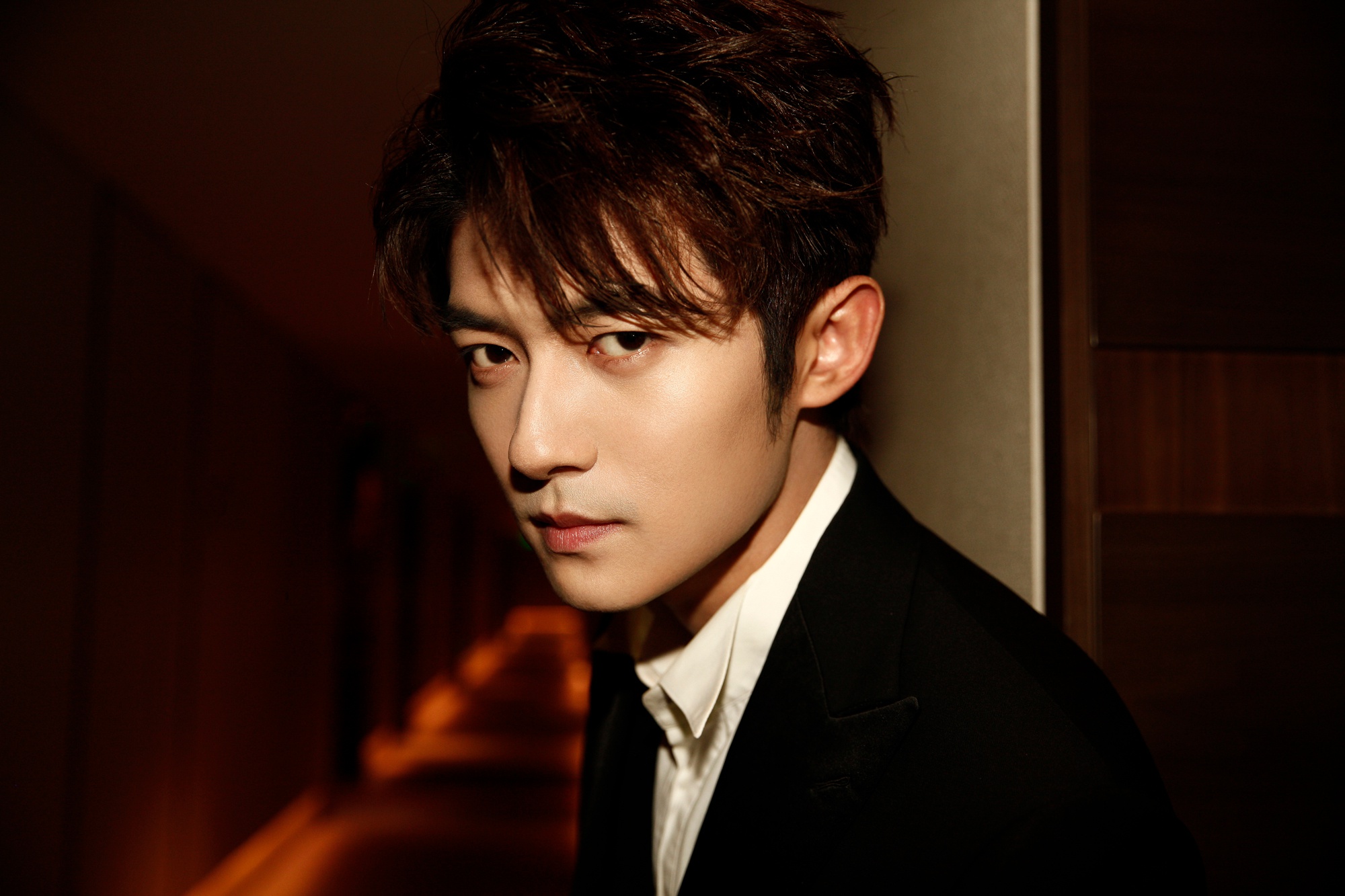 佟梦实获"芭莎国际年度新锐魅力艺人"奖 与李佳琦同框热聊