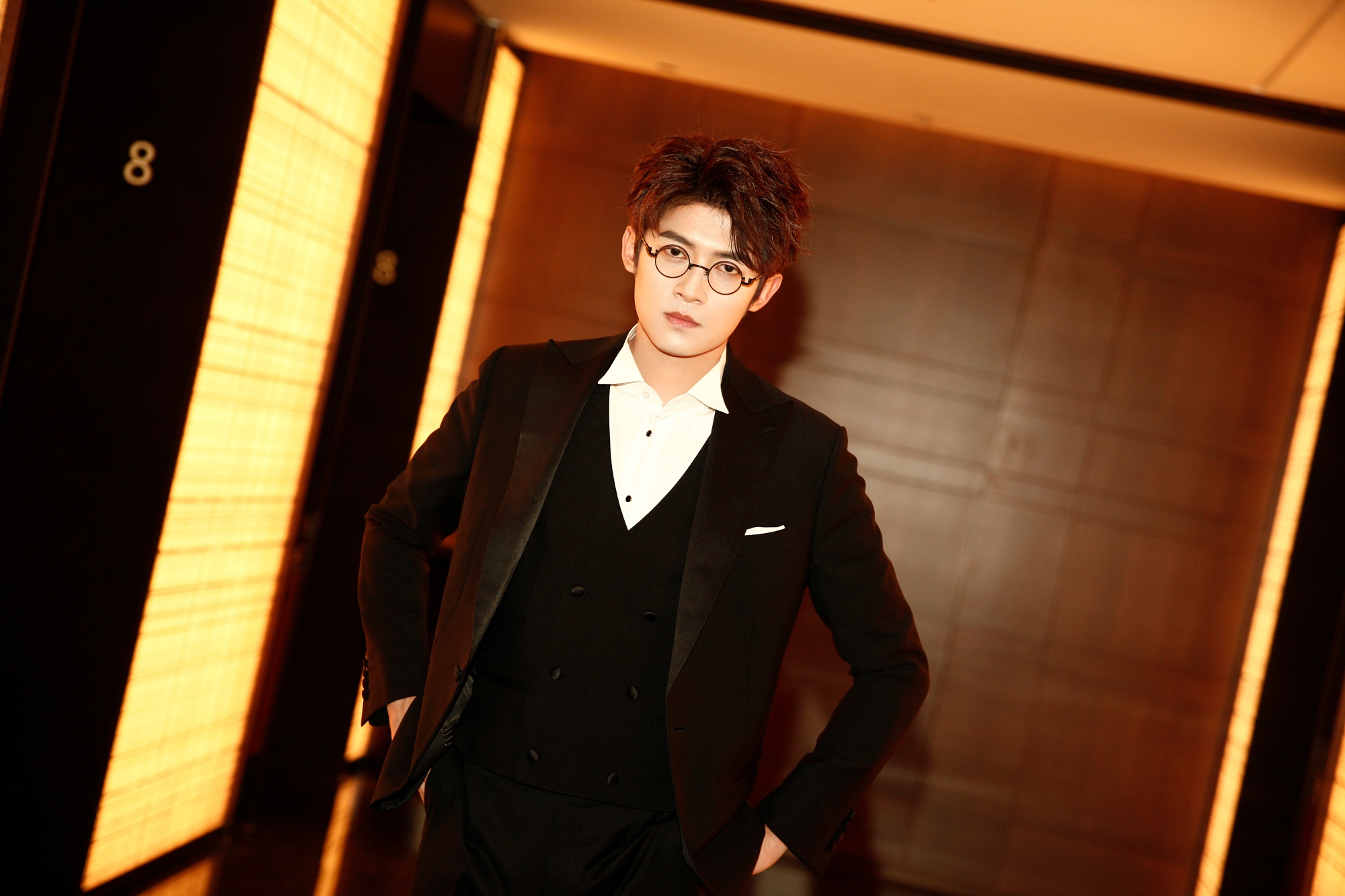 佟梦实获"芭莎国际年度新锐魅力艺人"奖 与李佳琦同框热聊