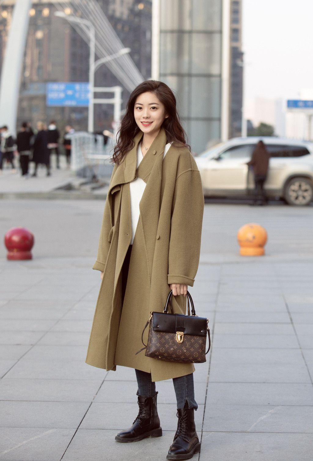 街拍:冬季大衣流行时尚趋势,看小姐姐们的另类特色穿搭