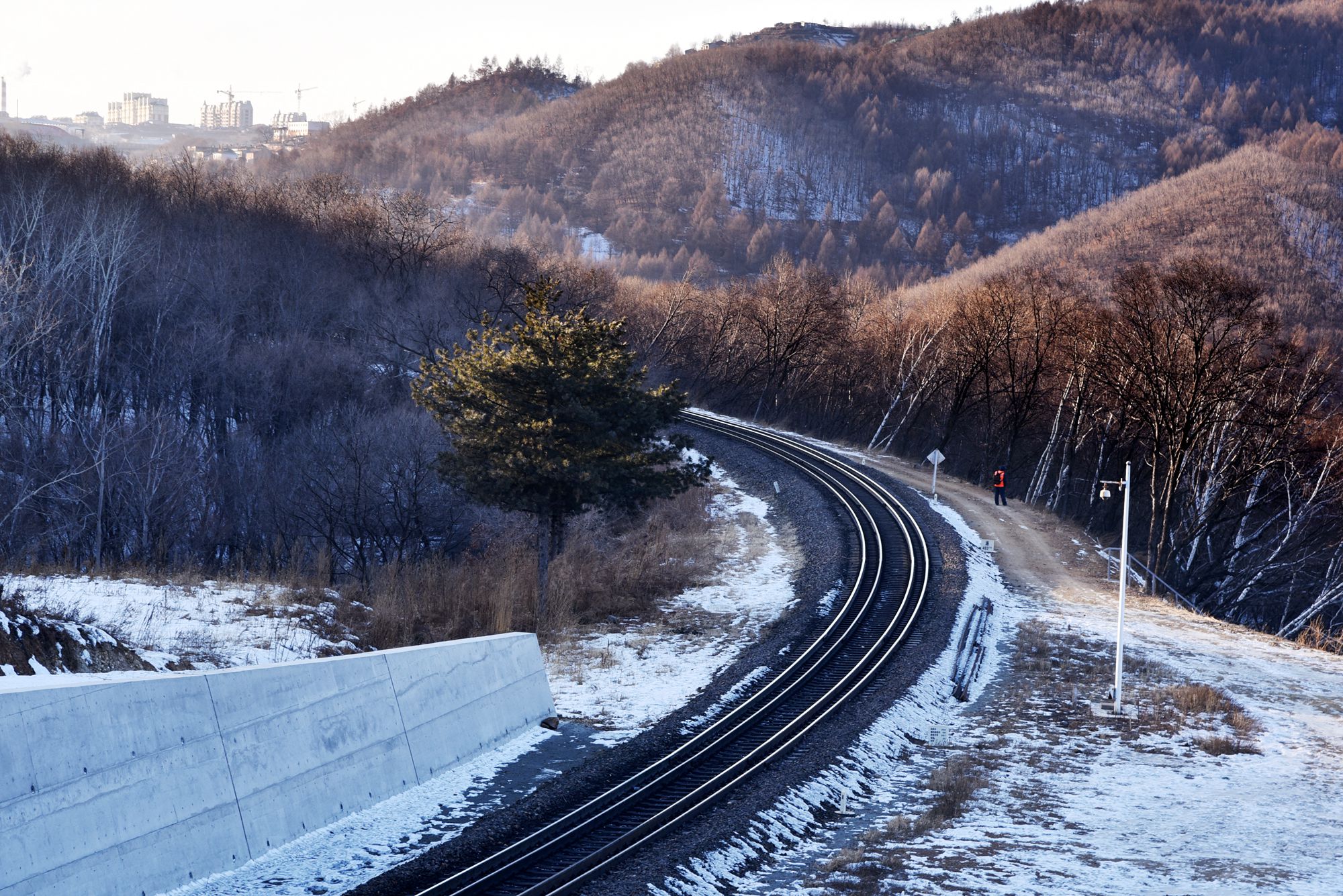 一条铁路为何四根铁轨世界仅有的一段骑马式套轨通往套娃国