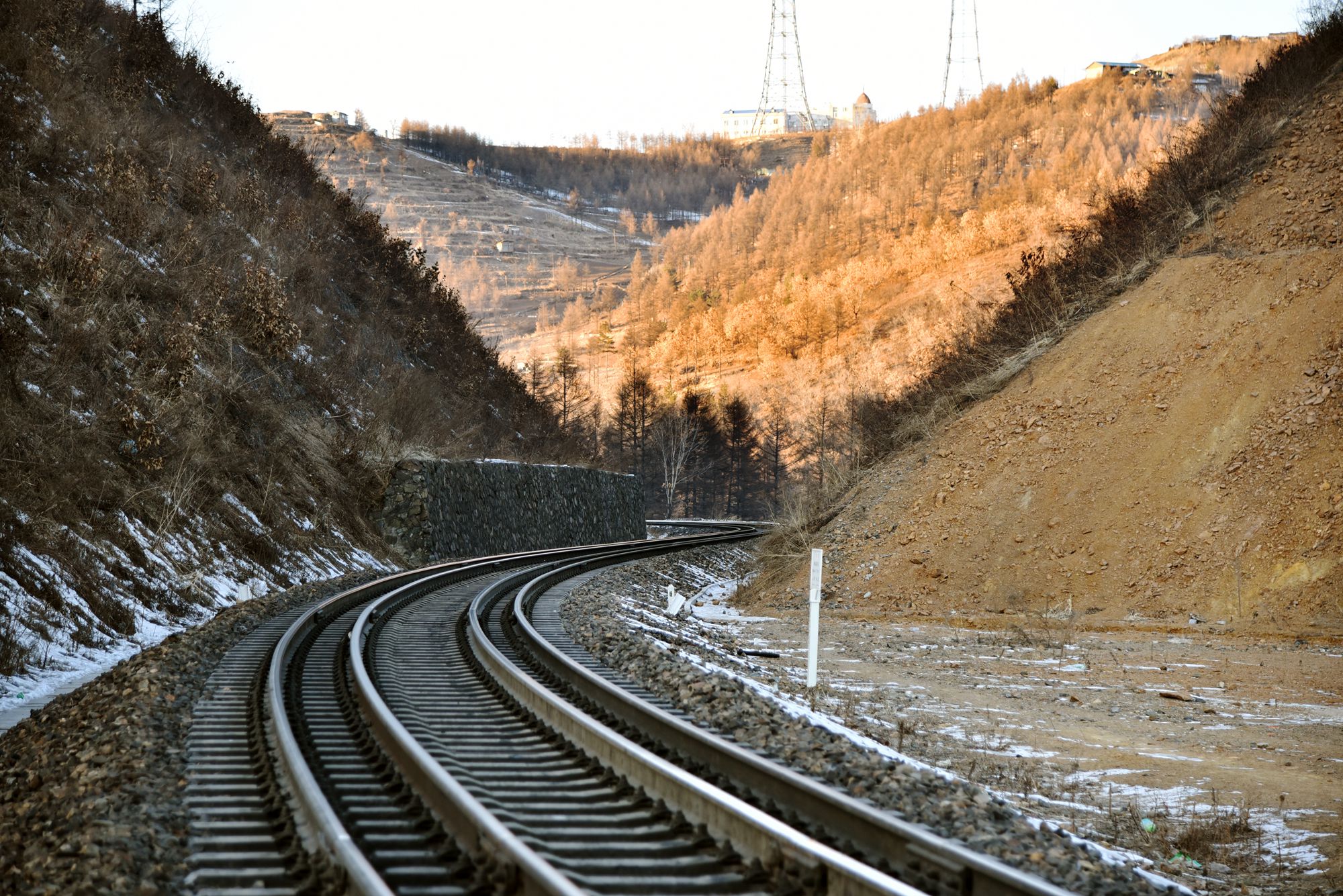 一条铁路为何四根铁轨世界仅有的一段骑马式套轨通往套娃国