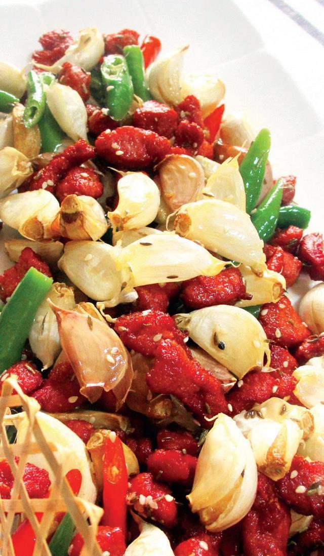 大蒜一般都用来做调料,在烹调这款菜肴时,将大蒜带皮油炸,搭配鸭脯肉