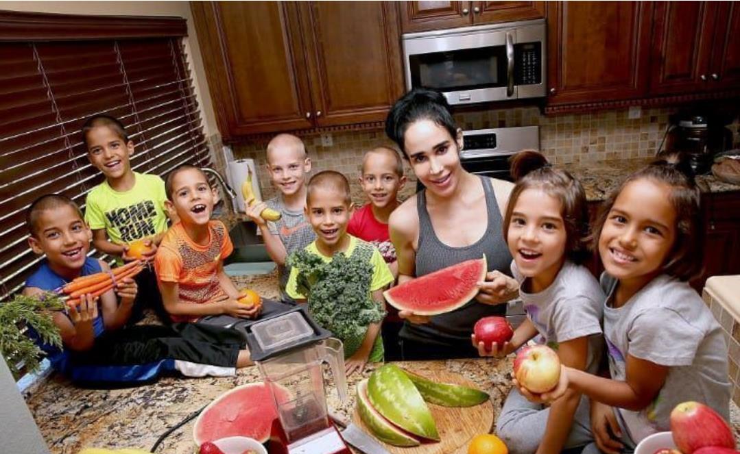 世界上第一位八胞胎妈妈,现在和孩子们的生活状况如何呢