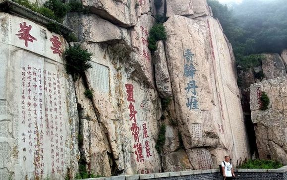 大观峰,位于南天门到玉皇顶之间,本身是一块突出而