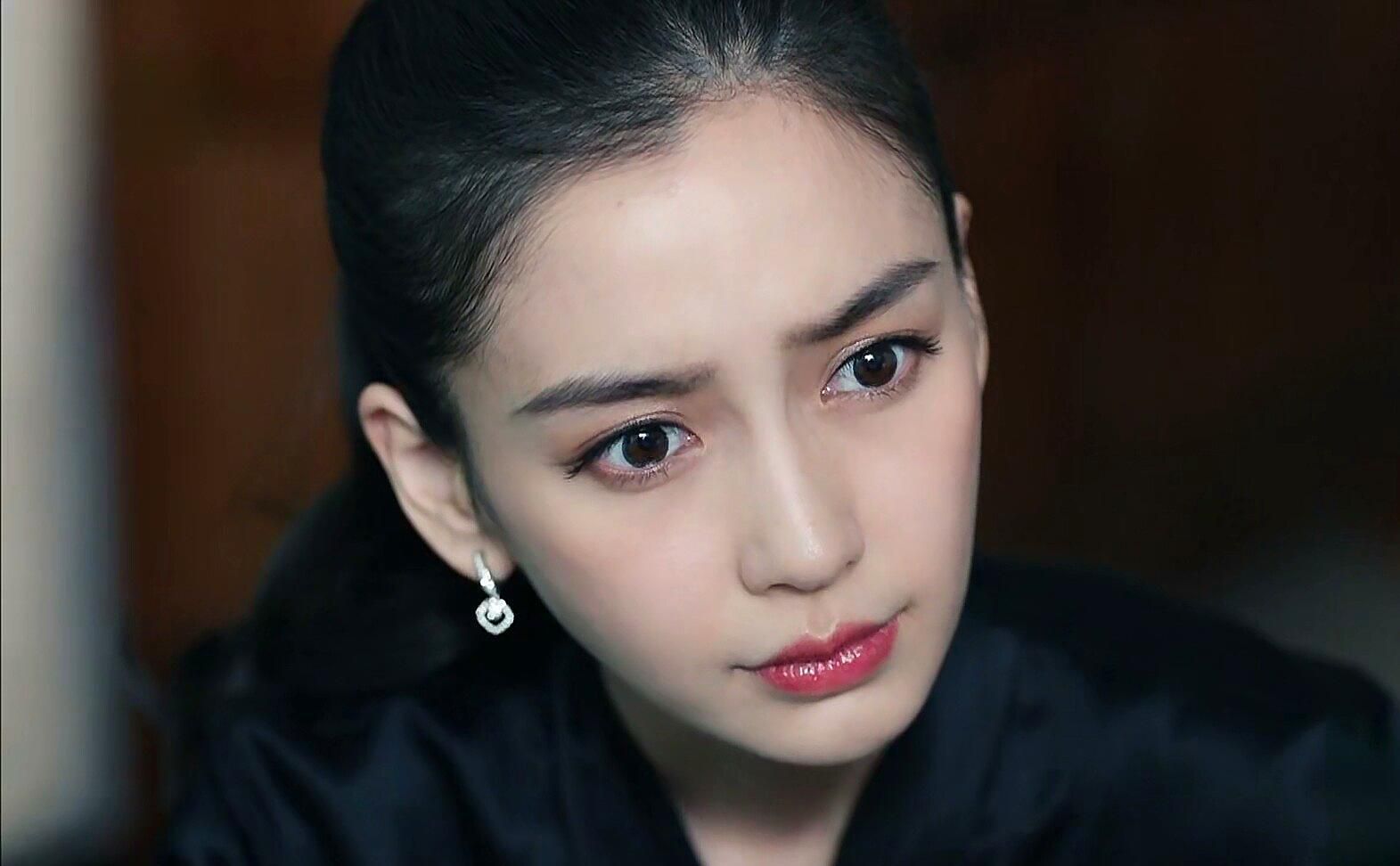 这柳叶弯眉与精致的五官组合在一起,就是angelababy完美女神的倾城