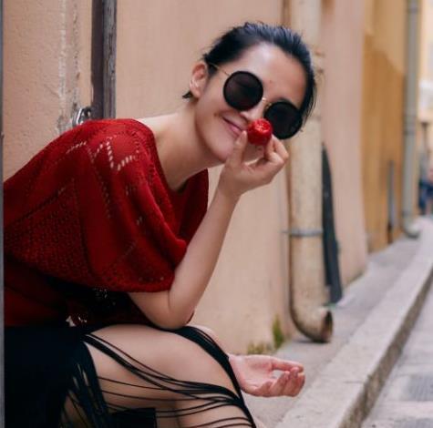 许晴依旧容颜不老,扎丸子头配黑色墨镜造型