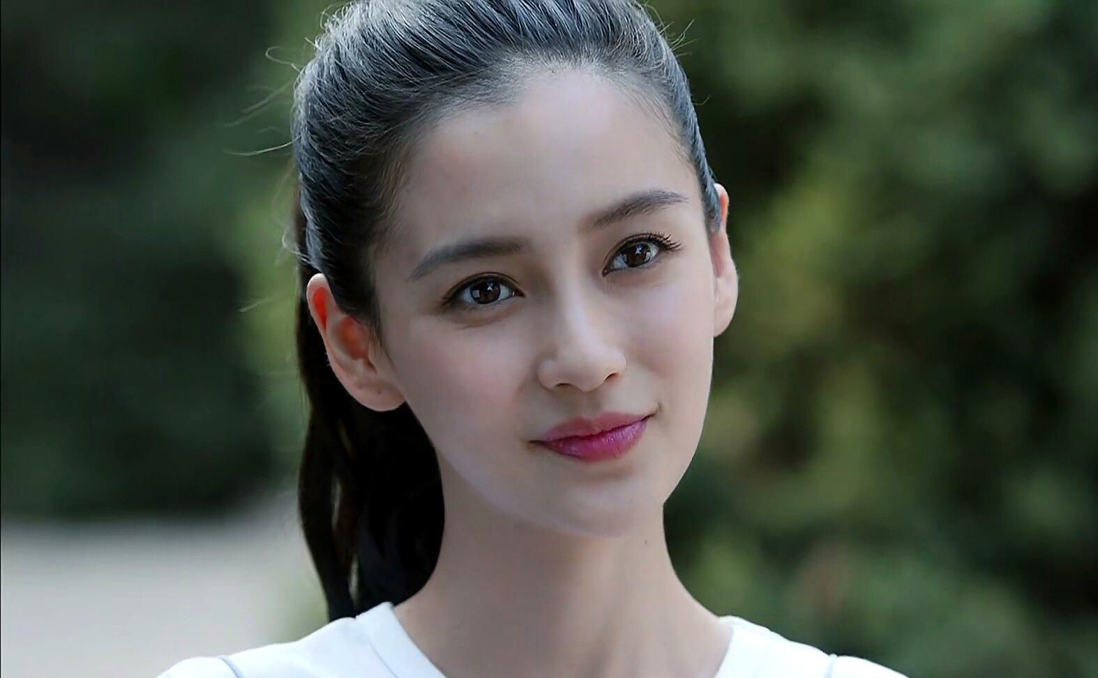 一脸正气!阳光洒落在angelababy额头,满满正能量!