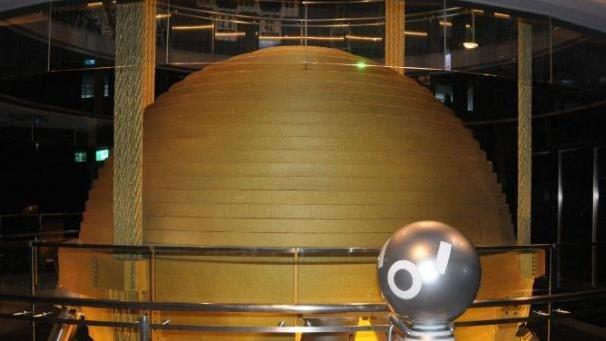 摩天大楼的楼顶悬挂着百吨大铁球,网友:掉下来会不会把楼砸透?