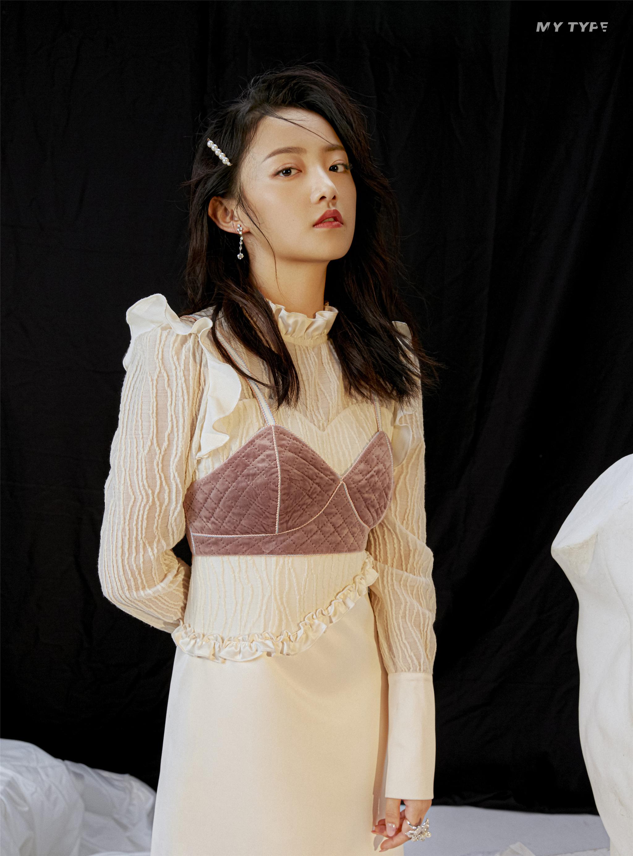 吴佳怡写真演绎多面风格 率性与柔美间展时尚态度