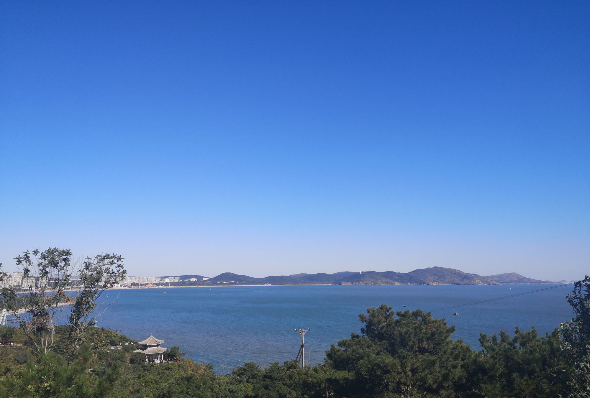 辽宁兴城渤海湾,海水很蓝,非常适合拍照