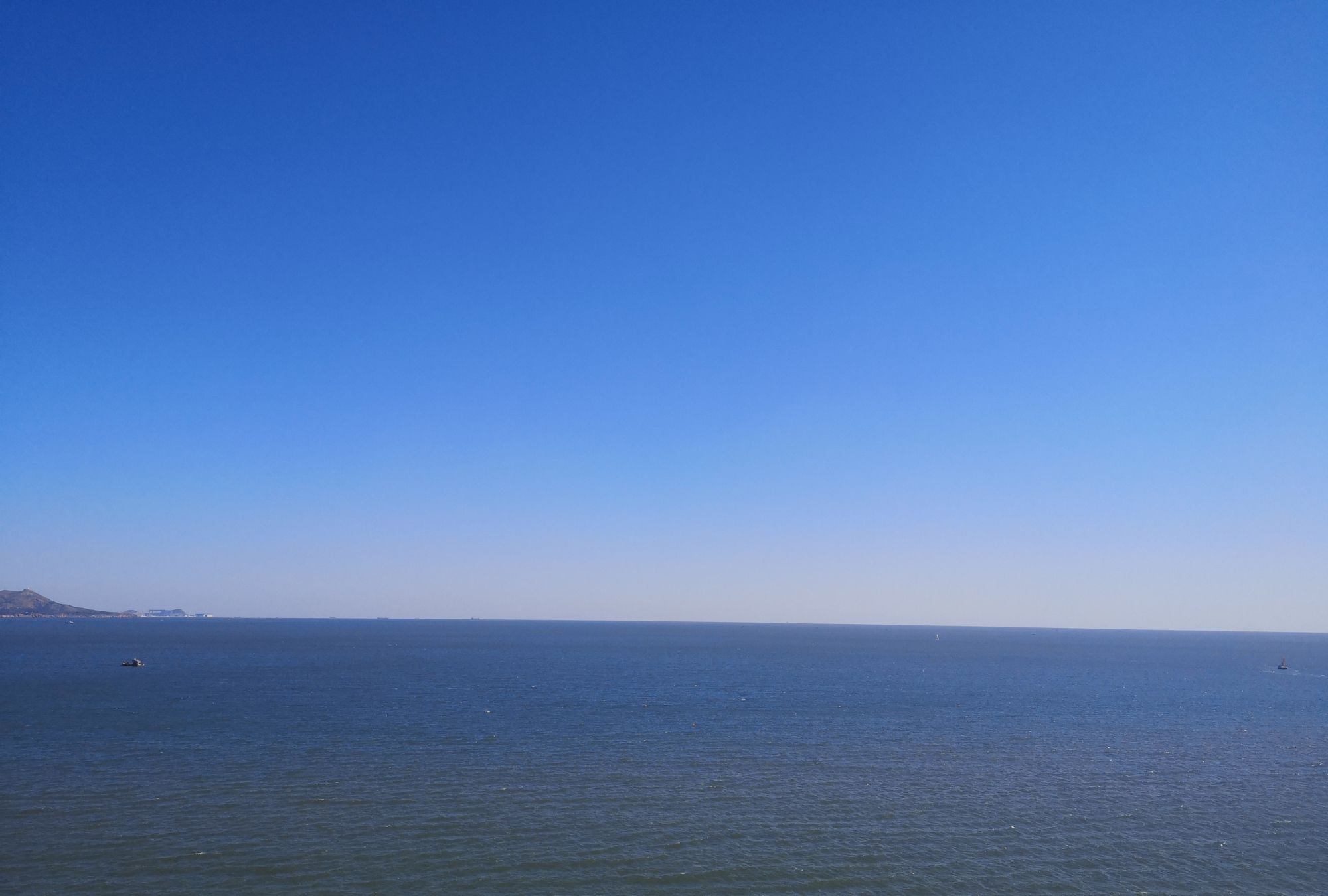 辽宁兴城渤海湾,海水很蓝,非常适合拍照