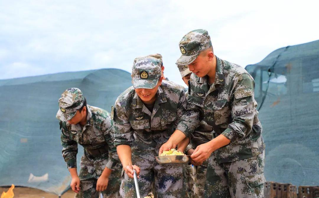 煮米饭要用高压锅!炊事兵来到高原如何保障官兵一日三餐