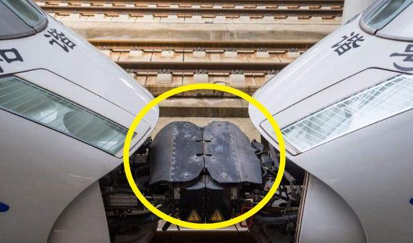 为何高铁中间两个车头要对接一起,有何妙用列车员专业回答