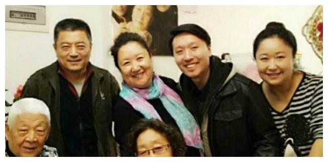 86岁彭玉近照摆pose心情好,两个女儿都是演员,后嫁前夫的姐夫