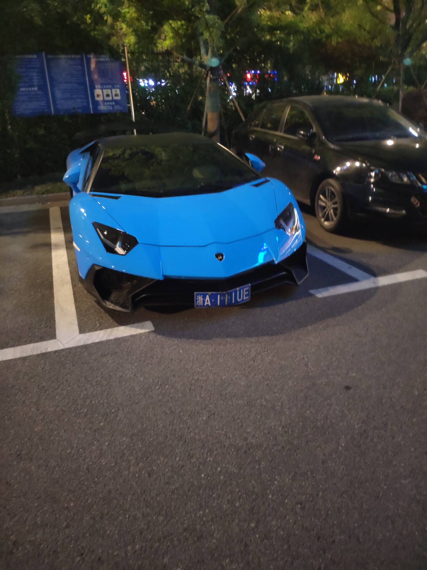 深夜南通街头实拍蓝色兰博基尼大牛轮毂太帅了