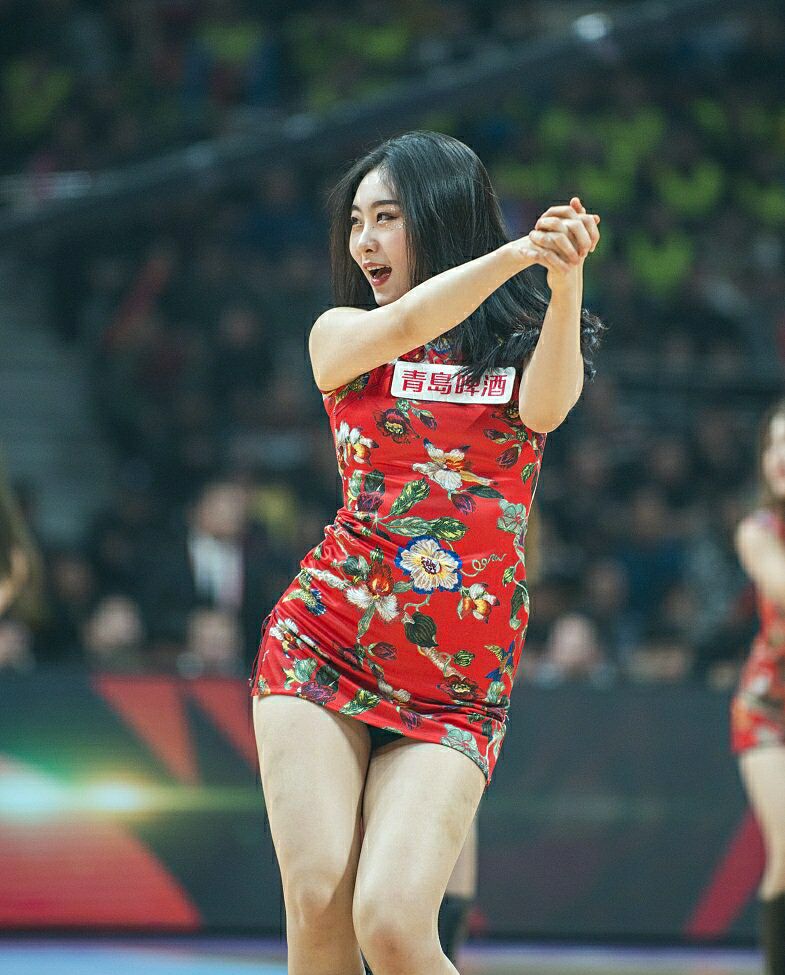 cba拉拉队美女如一朵菊花一缕柔情让波兰中锋砥砺前行