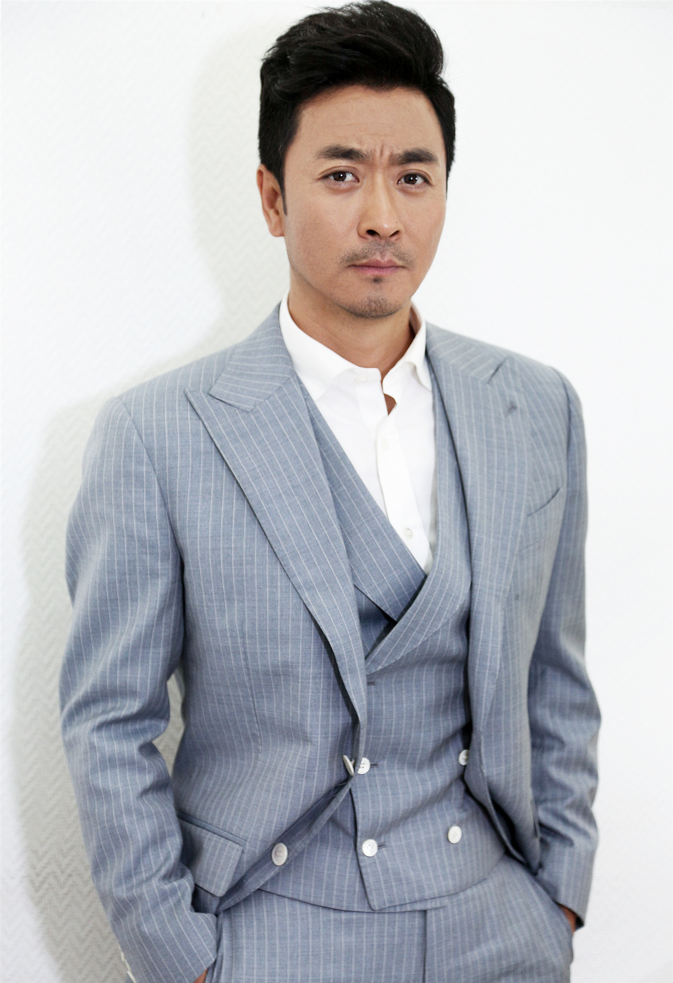 黄俊鹏最新写真曝光 优雅绅士眼神深邃