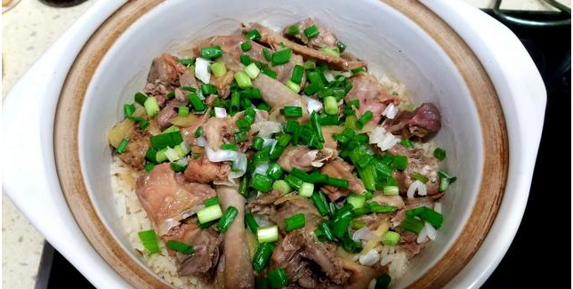 乳鸽煲仔饭香喷喷做法简单