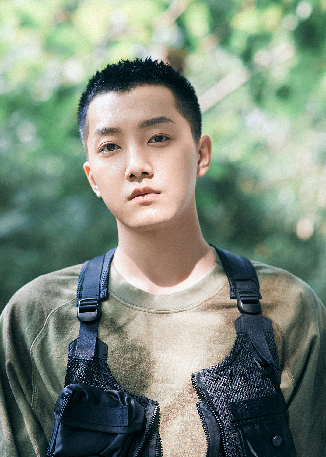 范世W飞行少年见面会化身东北梗王与严屹宽相爱相杀