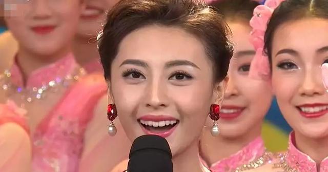 春晚主持人妆容太厚重,佟丽娅眉毛抢眼,发挥不如新人女主持?