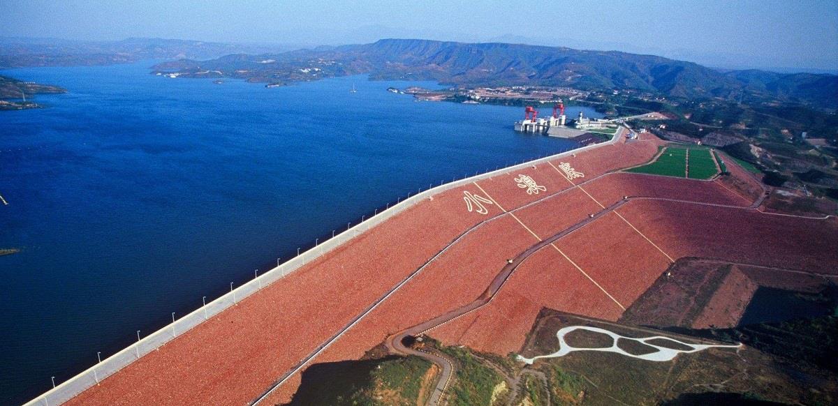 黄河小浪底水利枢纽风景区中的小浪底大坝是中国历史上治理黄河的里程