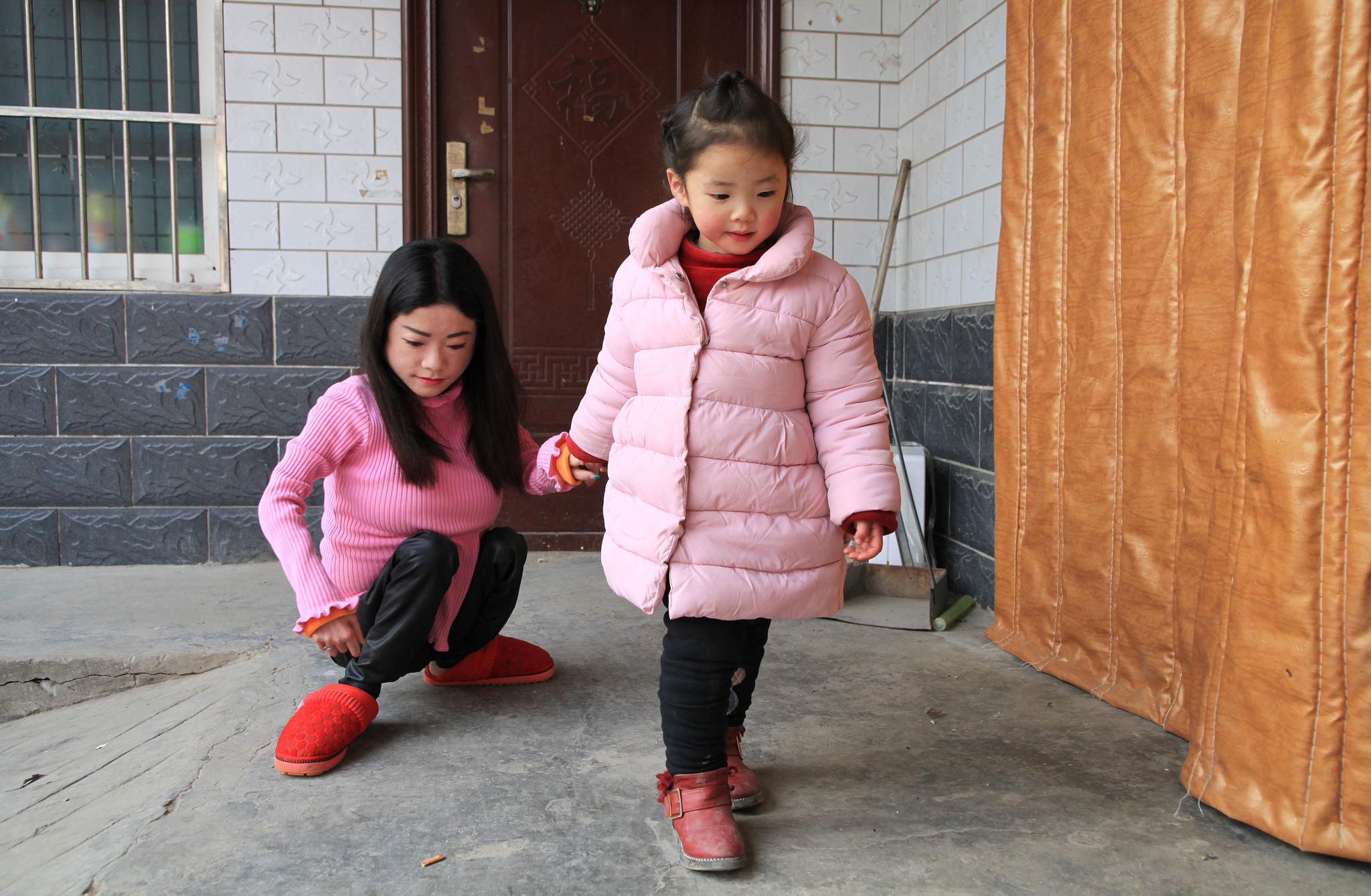 残疾女曾蹲着走全国卖唱,为爱生子险丢命,如今用歌传温暖|王丽|卖唱