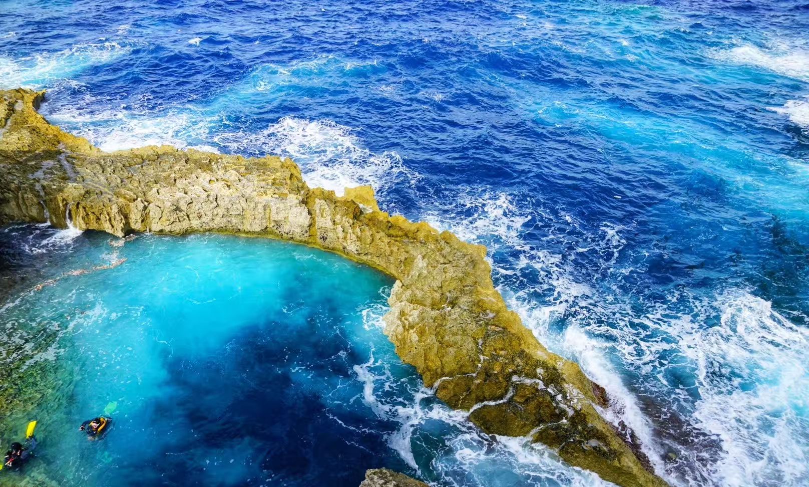 马耳他海边徒步,悬崖峭壁间感受地中海岛国蔚蓝之美