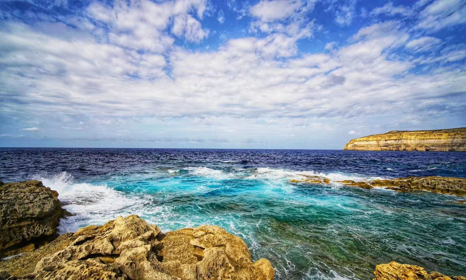 马耳他海边徒步,悬崖峭壁间感受地中海岛国蔚蓝之美