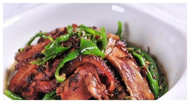 酥烂软滑的擂辣椒扣肉,辣椒清香,不油不腻