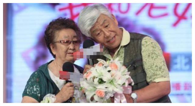 86岁彭玉近照摆pose心情好,两个女儿都是演员,后嫁前夫的姐夫