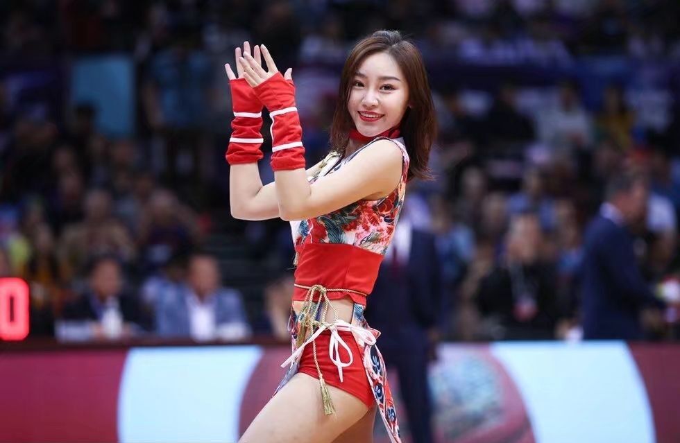 cba拉拉队美女如一朵菊花一缕柔情让波兰中锋砥砺前行