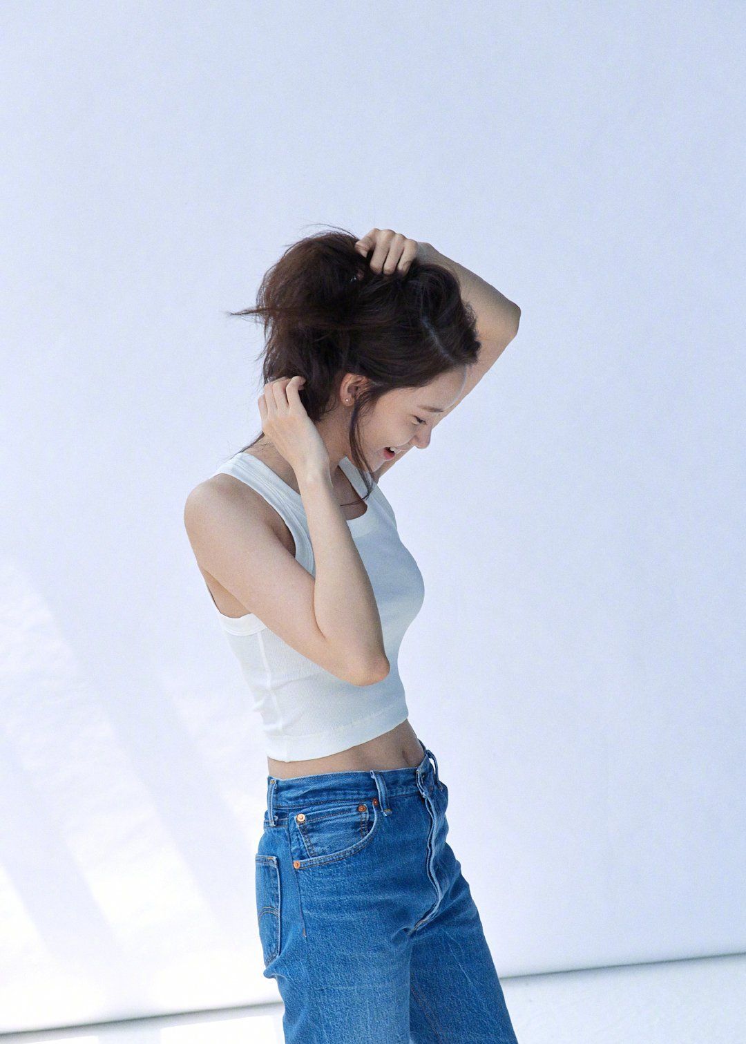 林允白色内衣裤展示好身材,林允儿紧身背心展示线条,都太美了