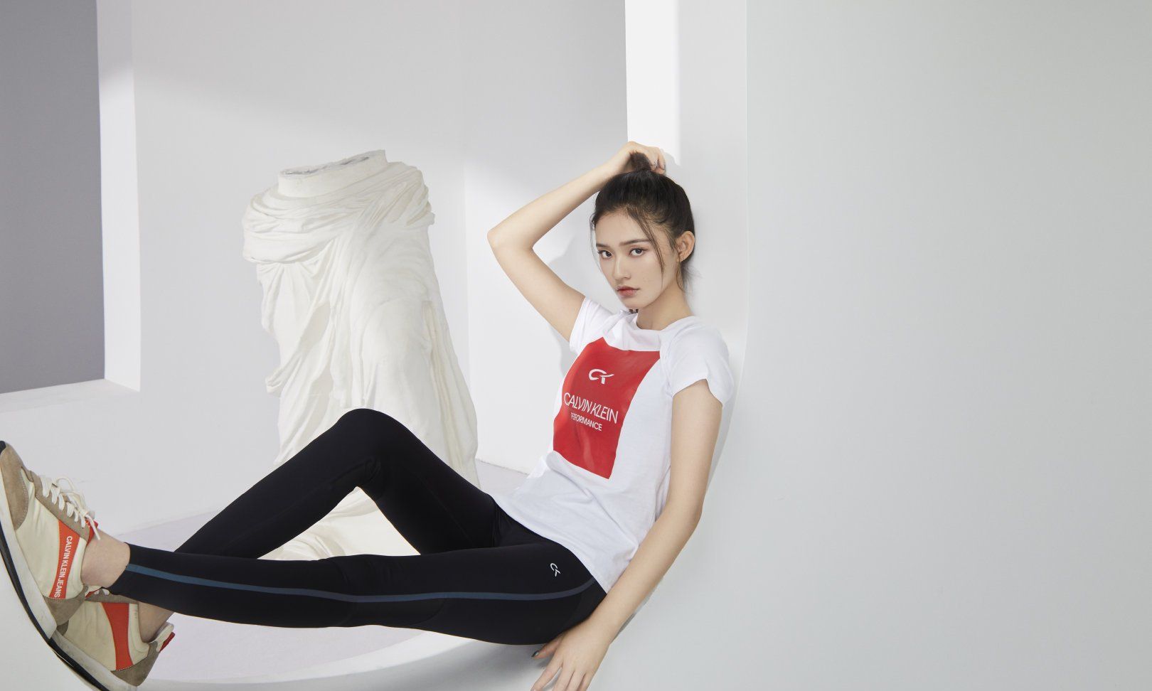 林允白色内衣裤展示好身材,林允儿紧身背心展示线条,都太美了