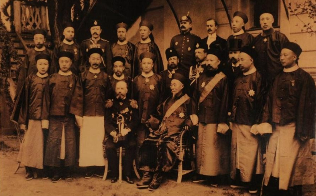 1896年李鸿章出访欧美珍贵老照片图三是他和俾斯麦的合影