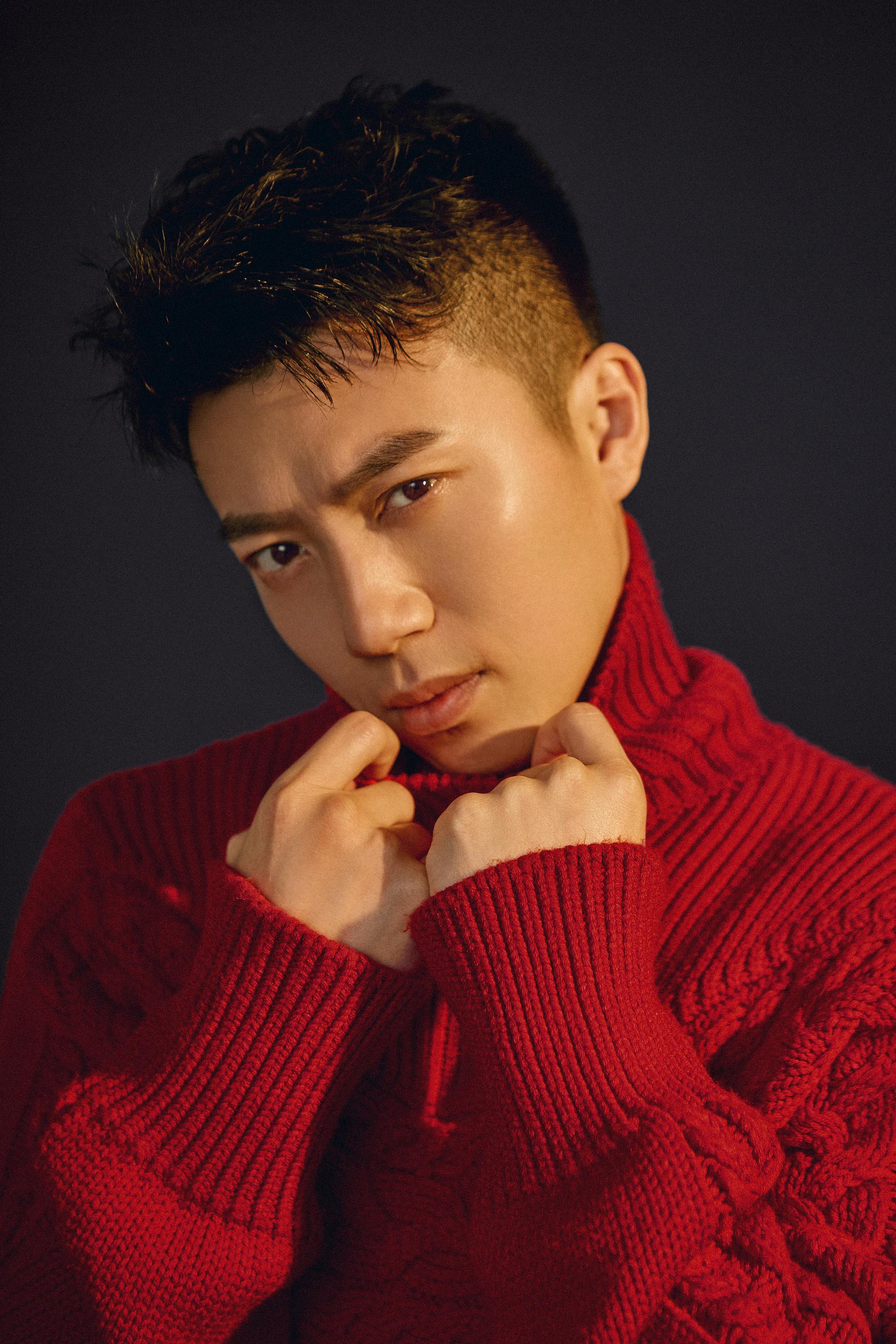 《齐丑无艳》男主角高海诚圣诞写真曝光 温暖随性发散浪漫魅力