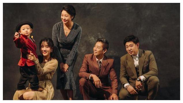 今日,王宏在社交平台晒出全家福,为2岁儿子庆生,三代同堂其乐融融.