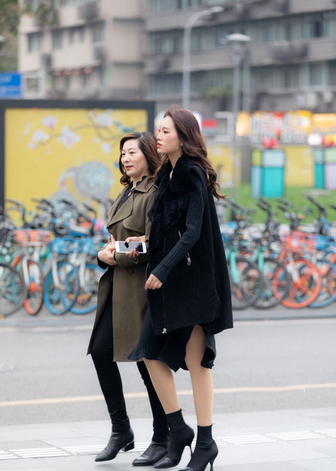 大美妞们街拍告诉你,冬装夏装一起穿,这个冬天才时髦