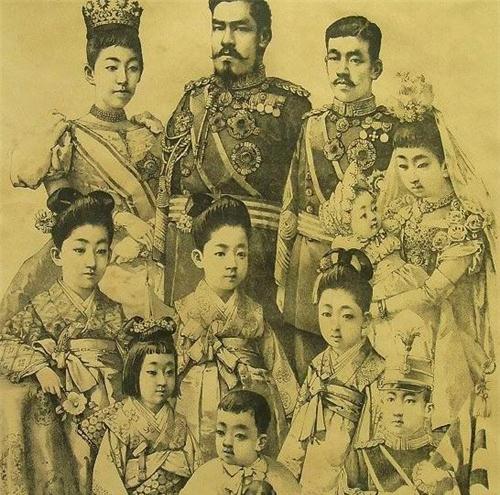 这里表现出来的其实并不仅仅是日本人对于天皇的效忠,还有他们