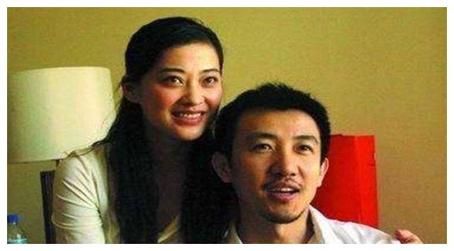 上特别的好,但是在感情方面,他也是看错了人,她的老公名字叫做鄢颇,两