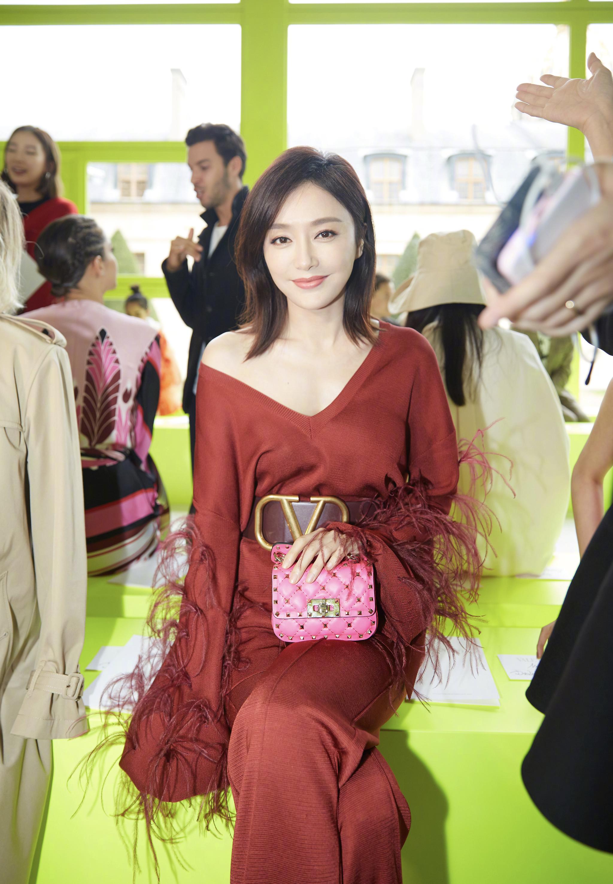 秦岚是公认的大美女,虽然之前的几年都在沉寂,发展的很不好,口碑也不