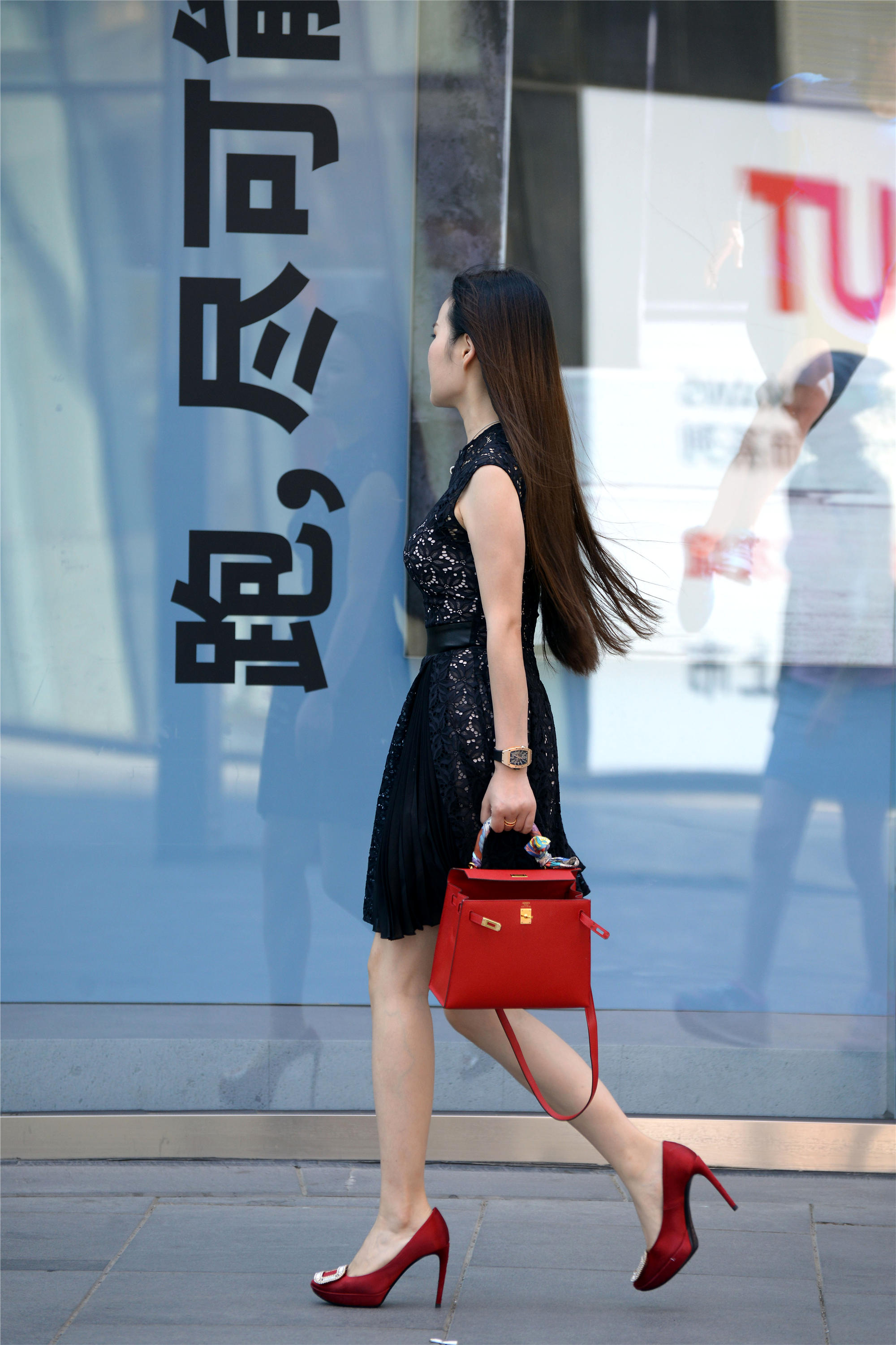 小姐姐无袖透视连衣短裙搭配一双红色细高跟显身材高挑
