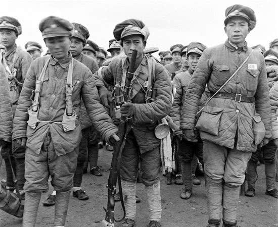 淮海战役老照片:国民党将军当场被俘,图6是共军高级将领的合影