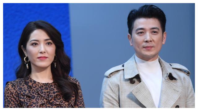 曾黎保剑锋同框,曾黎豹纹长裙知性大气,43岁却丝毫不显老