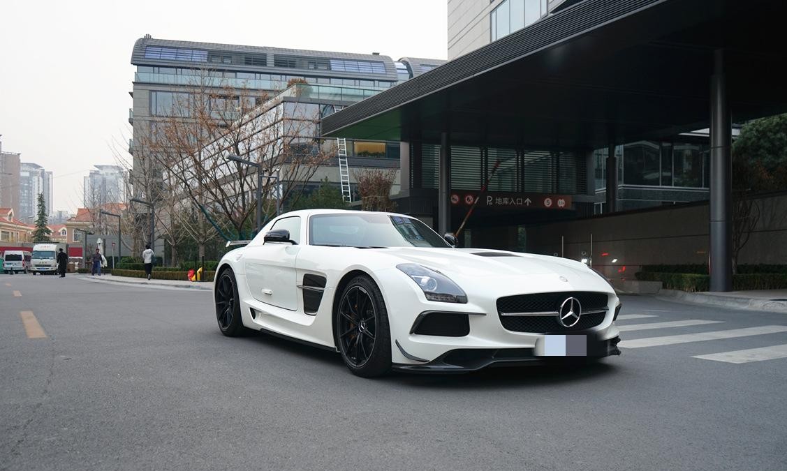 2014款奔驰sls实拍它是梅赛德斯奔驰旗下唯一超跑车型