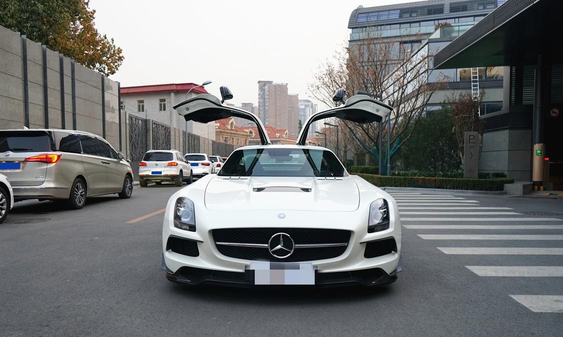 2014款奔驰sls实拍它是梅赛德斯奔驰旗下唯一超跑车型